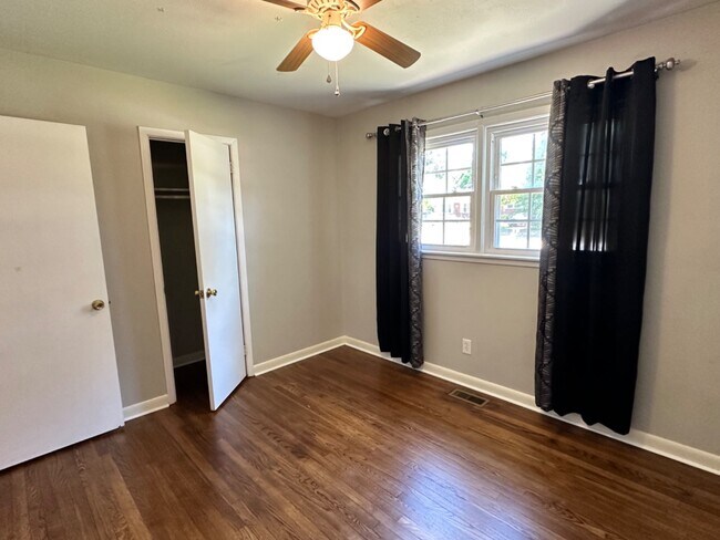Building Photo - 4018 Dellwood Dr