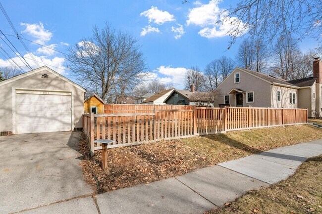 Building Photo - 2300 NE McKinley St