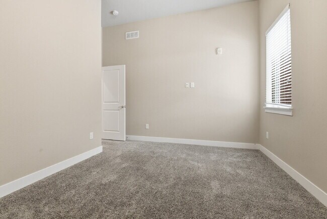 Building Photo - $1,640.95, 2-bed, 2-bath condo located in Aurora.