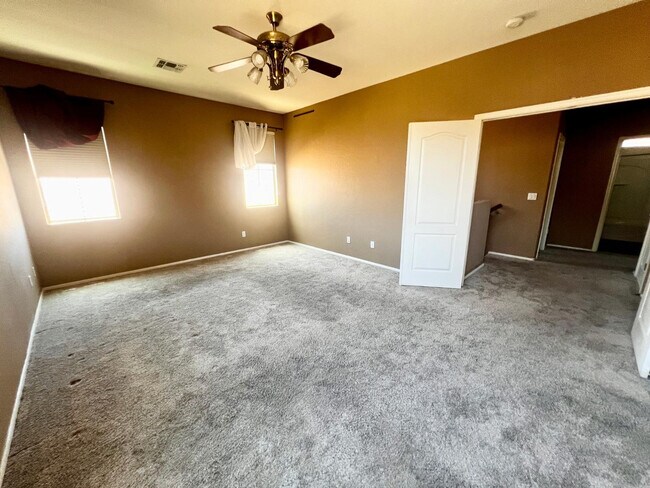 Building Photo - 879 E Stottler Dr