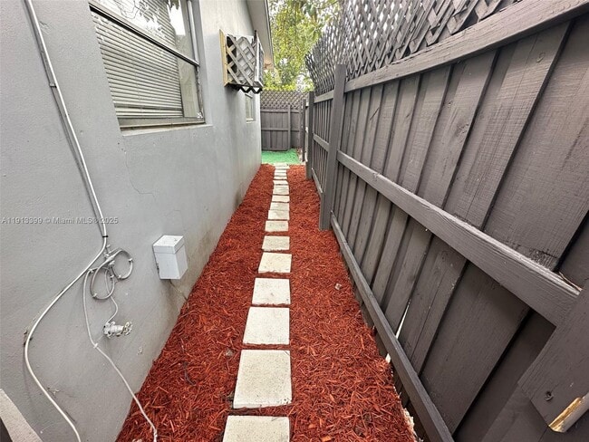 Building Photo - 307 SW 10th Ave