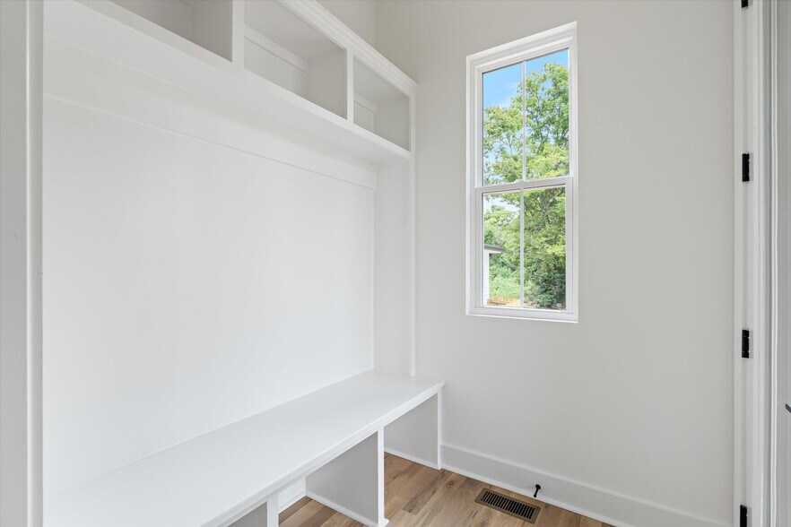 Building Photo - 2826 Clifton Ave