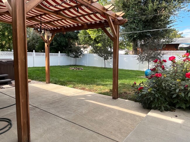 Building Photo - Beautiful 2 Bedroom + 2 Bonus Rooms, 3 Bat...