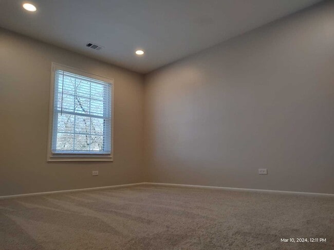 Building Photo - 273 Elmwood Ln