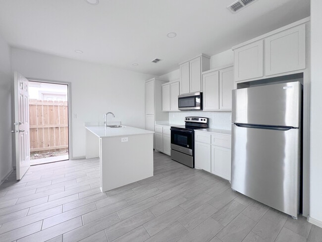 Building Photo - 1304 Shavano Dr