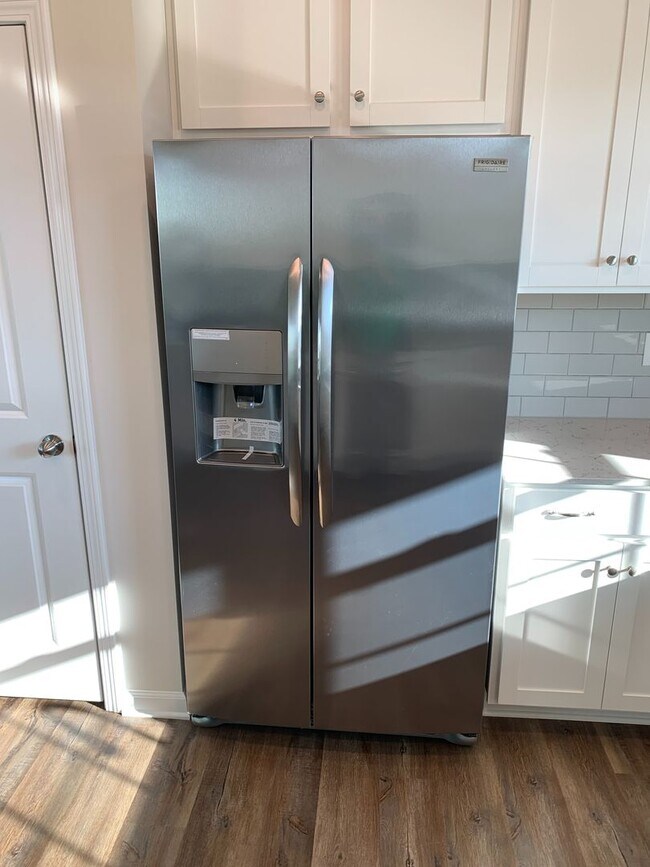 Building Photo - Resort life for your family in the Palisades!