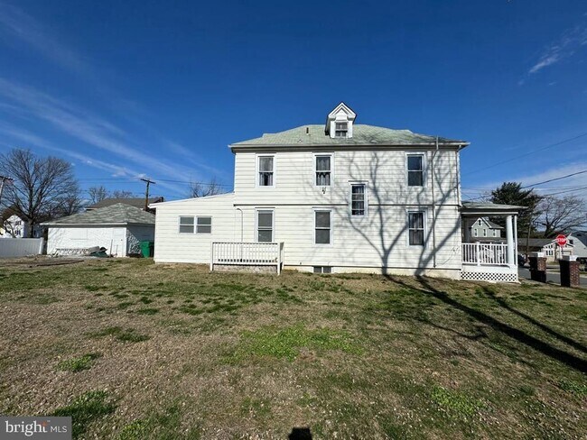 Building Photo - 1121 Rosedale Ave