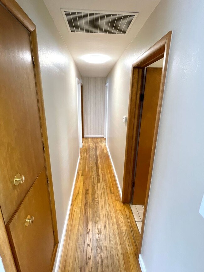 Building Photo - Three bedroom, Two bath House