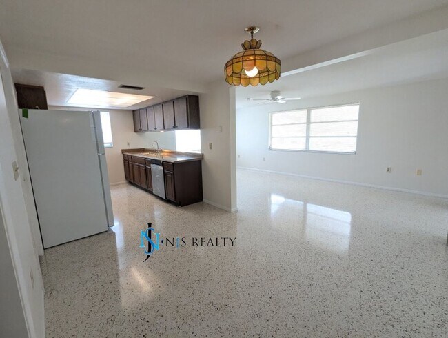 Building Photo - Large open 2/2/1 1378 Sq. Ft. with freshly...