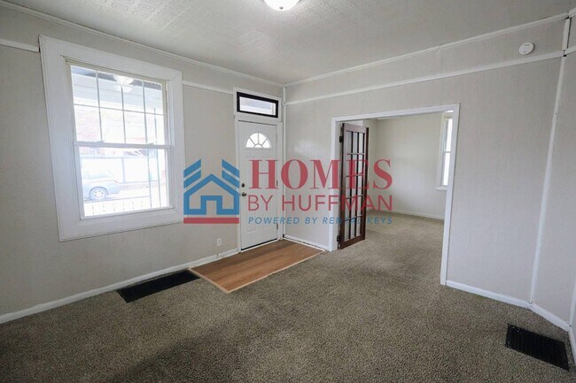 Building Photo - Two Bedroom House