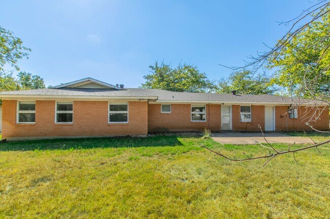Building Photo - Stylish & Spacious 3-Bed Home