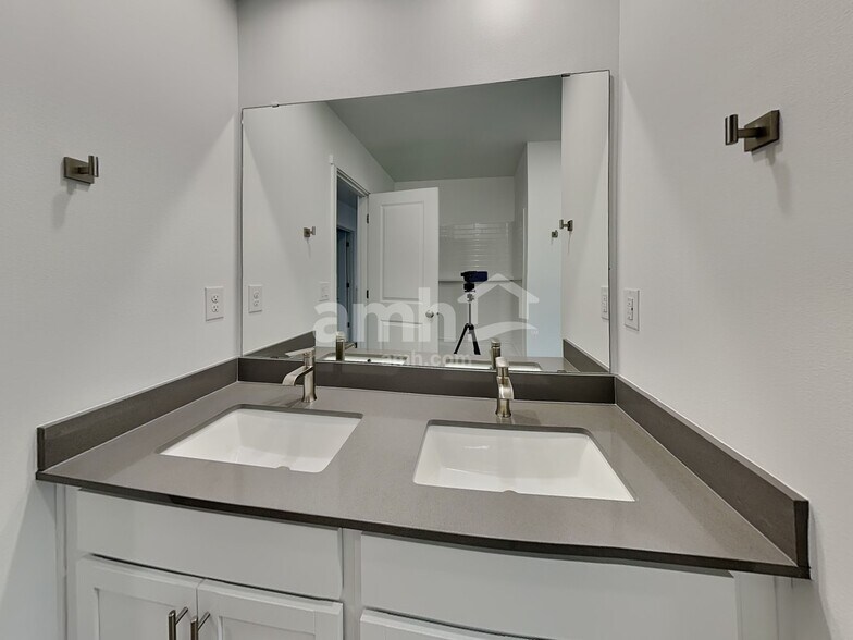 Building Photo - 5048 Washington St SE