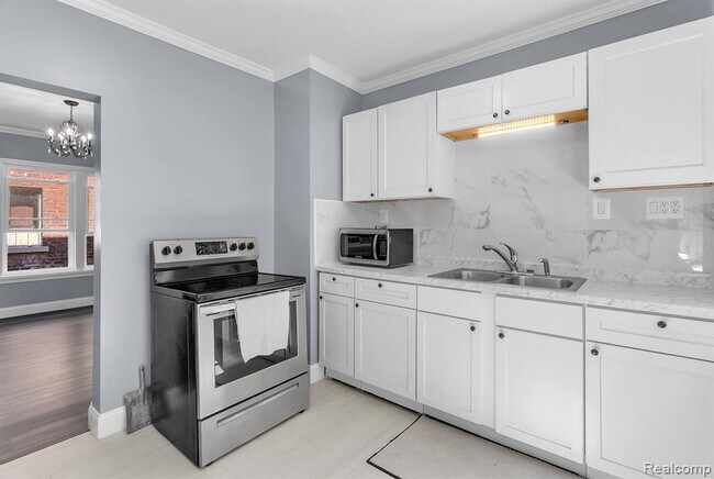 Building Photo - 3273 Cortland St