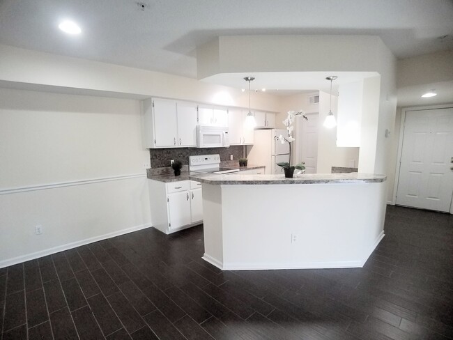 Building Photo - Gorgeous Remodeled 2/2 Floors Condo For Re...