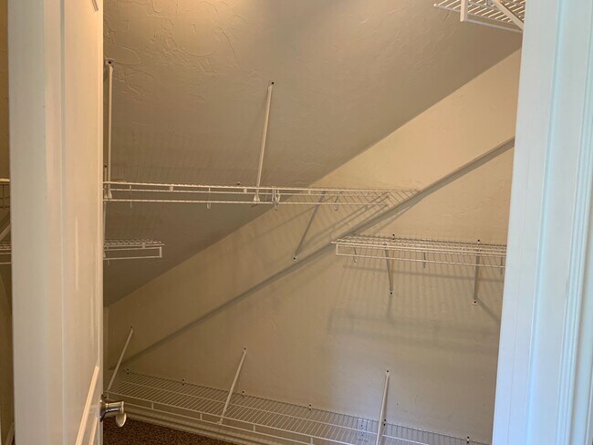 Building Photo - 5 bedroom 3 bathroom gorgeous house with v...