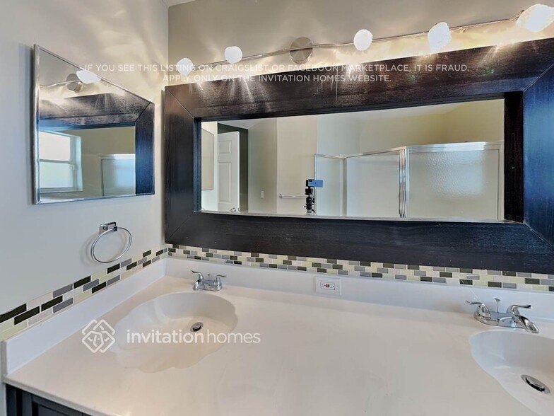 Building Photo - 7333 NW 1st Manor