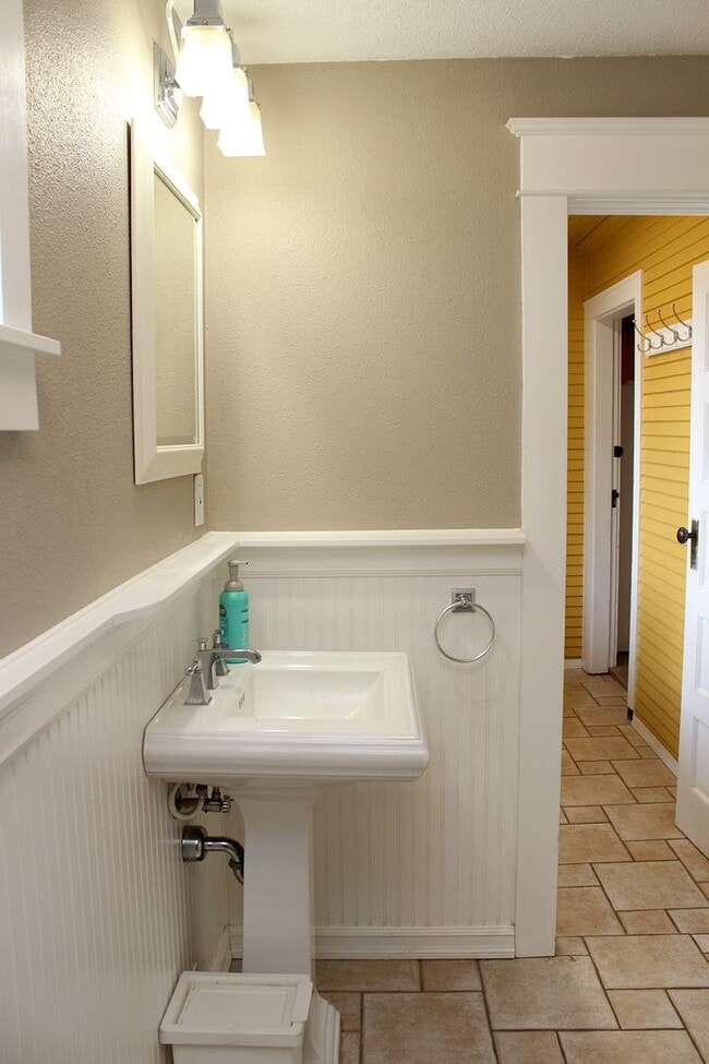 Building Photo - 5002 SE 97th Ave