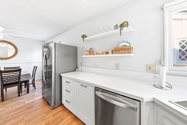 Building Photo - Furnished Balboa Peninsula Point Cottage Home | Available November 1st – April 30th