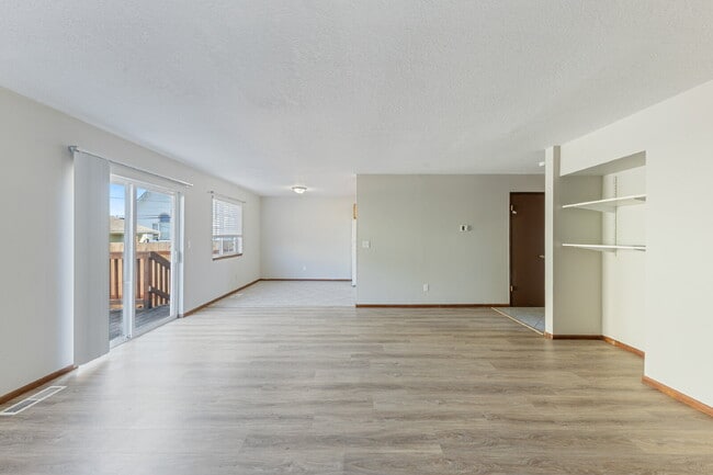 Building Photo - Spacious Townhome 3 Bedrooms plus office!