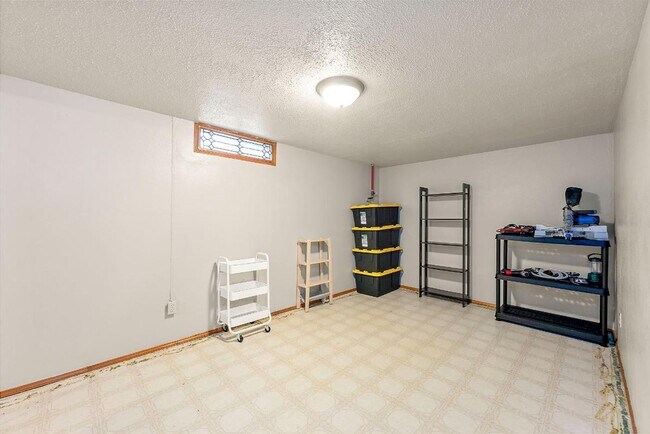 Building Photo - Spacious 4 Bed Lakewood Home w/ 2 Kitchens...