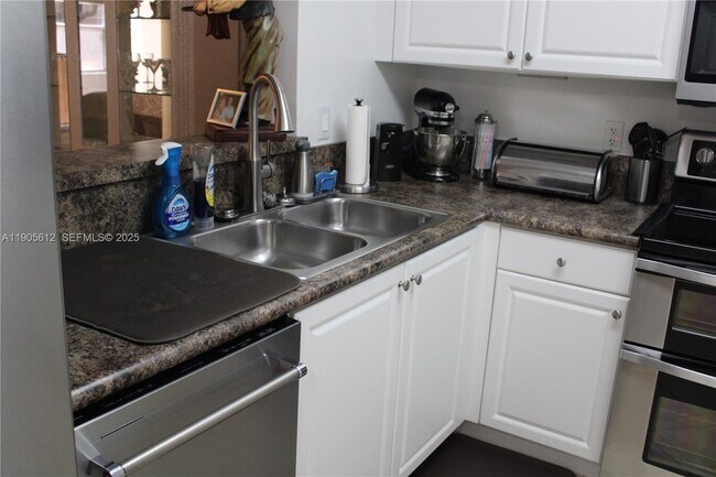 Building Photo - 519 E Sheridan St