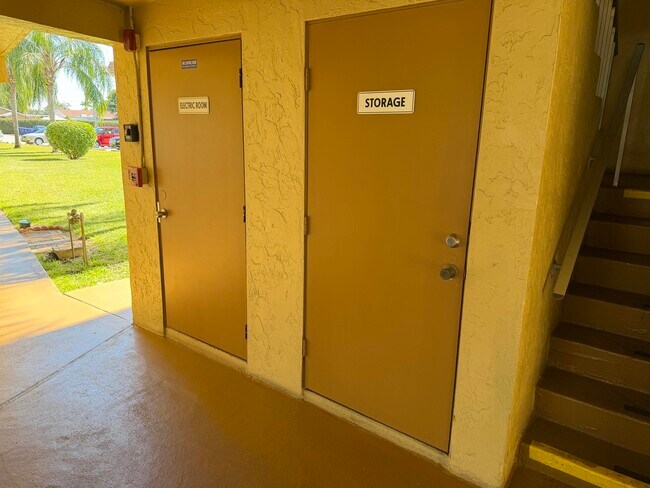 Building Photo - 600 Village Green Ct