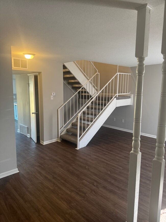 Building Photo - 996 University St