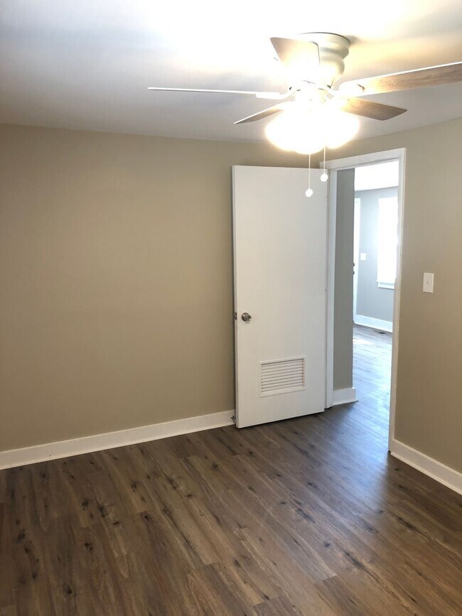 Building Photo - 3 Bedroom cottage overlooking green space ...