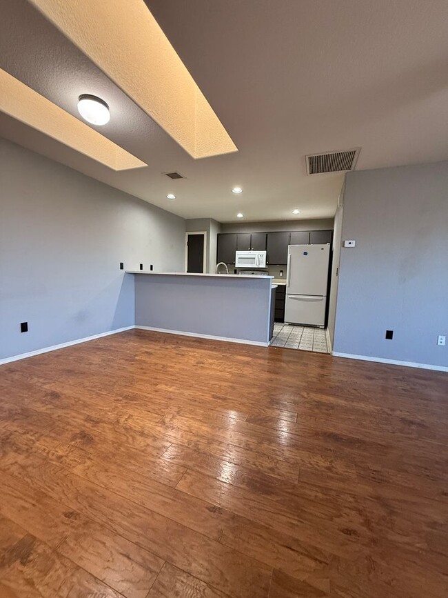 Building Photo - 2 Bedroom, 2 Bath Split Floor Plan Great L...