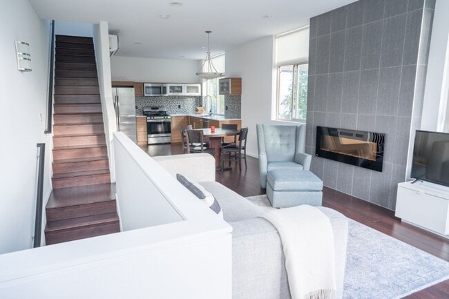 Building Photo - 3Bd/3.25Ba Seattle