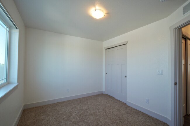 Building Photo - 100 Parkview Ct