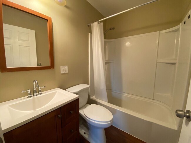 Building Photo - 1402/1404 Hillcrest Drive