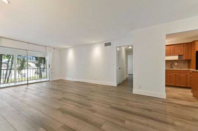 Building Photo - 6397 Bay Club Dr