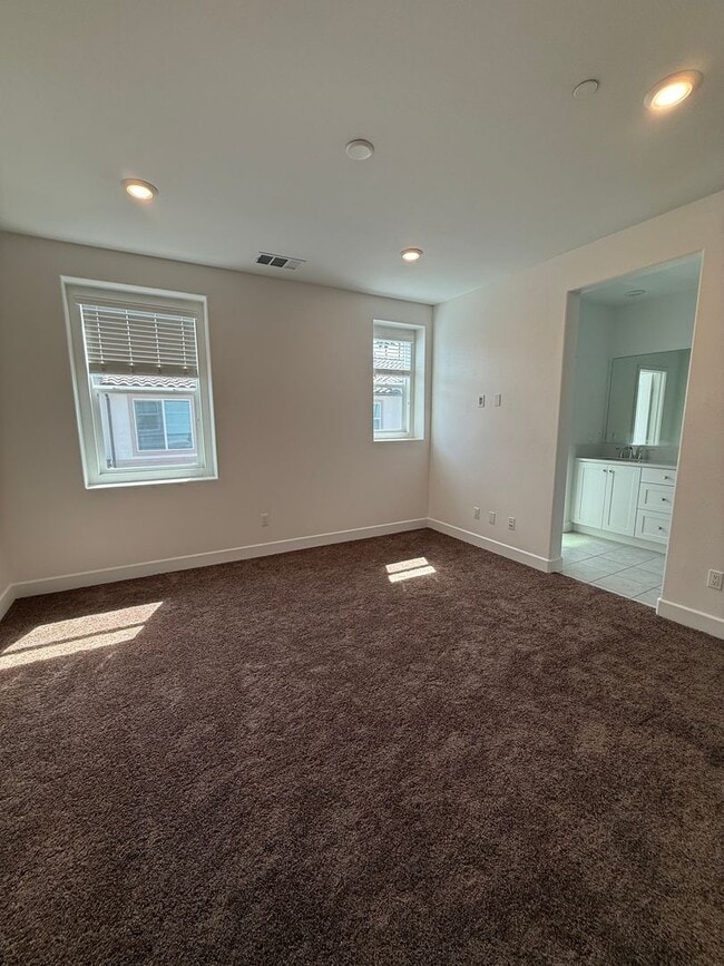 Building Photo - 3 bedroom + loft, 2 1/2 bath townhome in amazing Simi Valley location