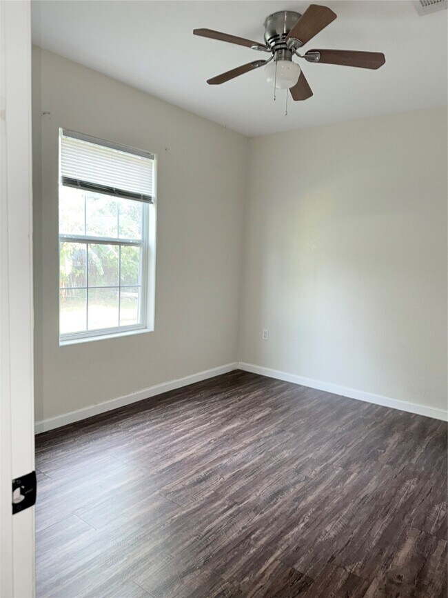 Building Photo - 210 E Homan Ave