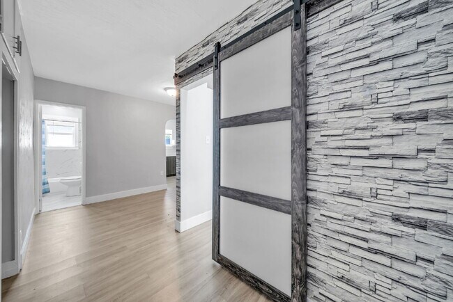 Building Photo - Bright & Updated 1-Bedroom in Prime Hollywood Location