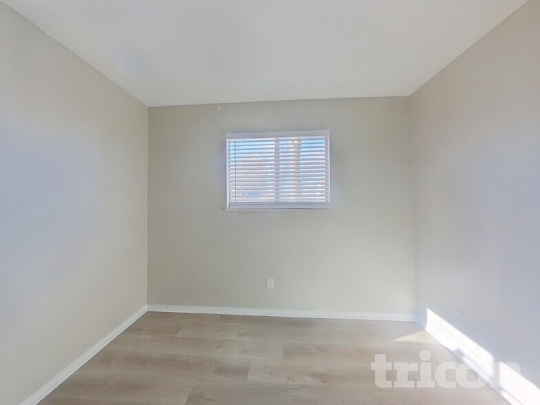 Building Photo - 2240 27th Ave Ct