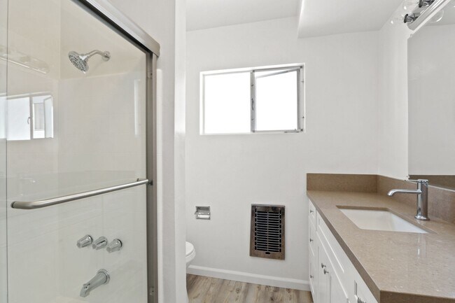 Building Photo - 927 3rd St