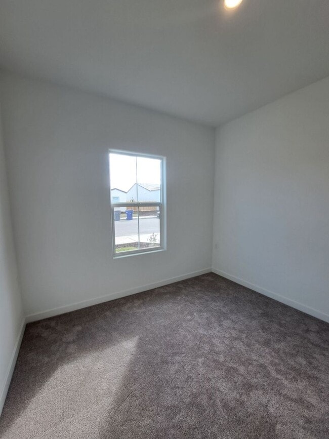 Building Photo - Beautifully Built Home! 3 bed, 2 bath