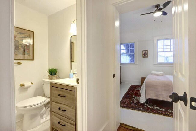 Building Photo - 306 E Victory Dr