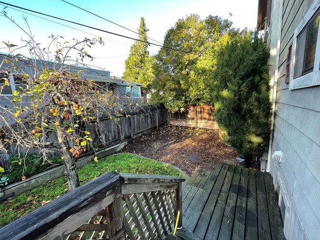 Building Photo - 535 Upham St