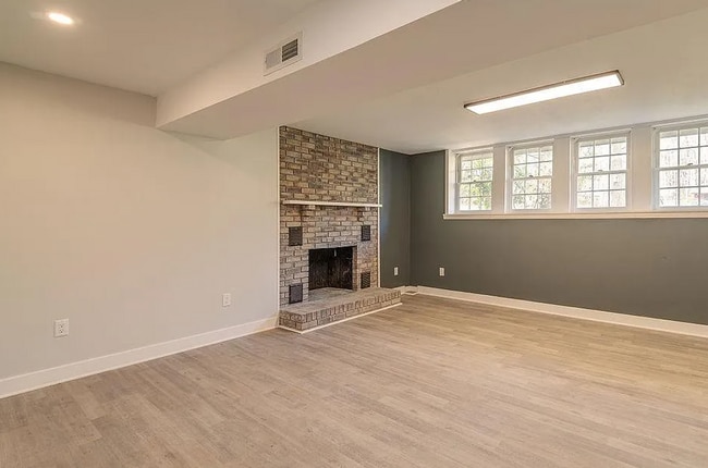 Building Photo - Mills River Rental!