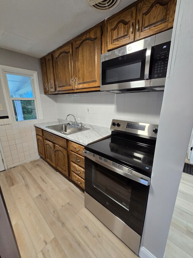 Building Photo - Cozy & Convenient 3-Bedroom Home in St. Lo...