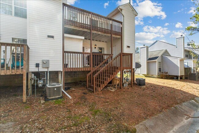 Building Photo - ATTRACTIVE AND BRIGHT LUXURY TOWNHOME IN W...