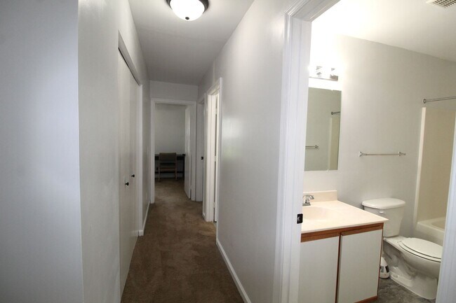 Building Photo - 486 Pheasant Run Cir