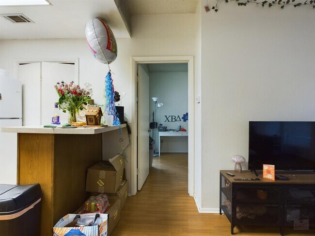 Building Photo - 806 W 24th St