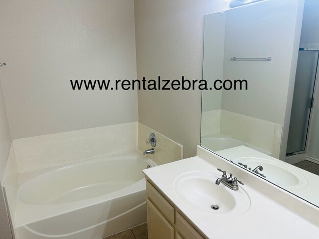 Building Photo - $2100 Lake Worth - GREAT FLOORPLAN