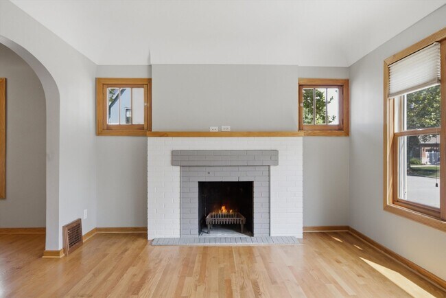 Building Photo - 586 S Hawthorne Ave