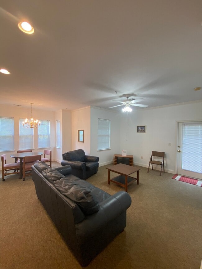 Building Photo - Hillcrest Apartments