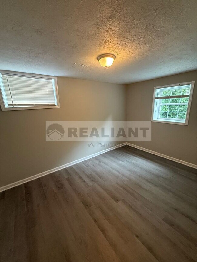 Building Photo - 1684 Hill View Pl